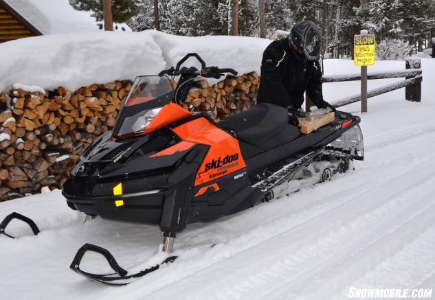Благодаря множеству крючков и отверстий на туннеле, Tundra Xtreme станет надежным помощником в перевозке различных грузов. На фото водитель снегохода начинает погрузку на него дров, которые чуть позже он закрепит с помощью тросов/креплений, входящих в комплект Tundra Extreme.