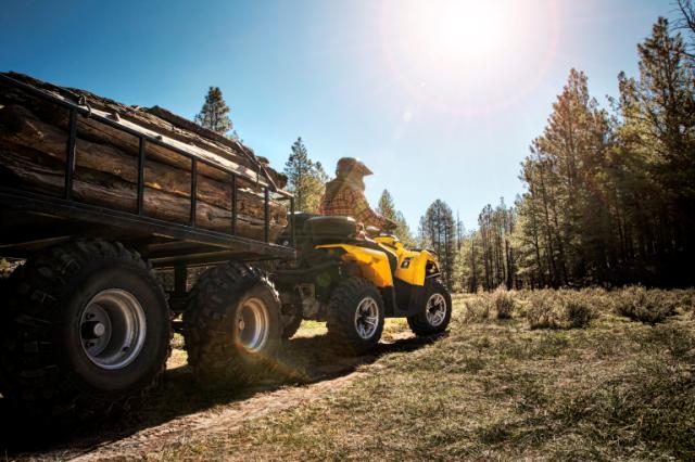 Квадроцикл Can-Am Outlander L 500 прекрасно подходит для езды и транспортировки грузов в сложных дорожных условиях, обладая тяговым усилием свыше 590 кг!