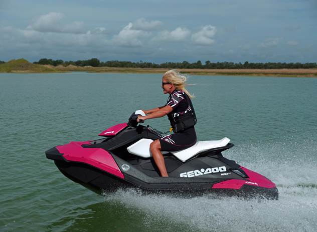 Гидроцикл BRP Sea-Doo Spark 2-UP 900  максимально удобен в управлении